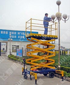 自行式液壓升降平臺(tái)使用圖